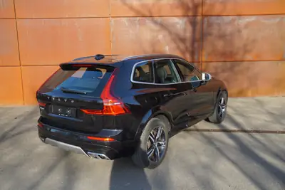 Volvo XC60 D4 AWD R-Design — SUV premium diesel, 4x4 intégral et design affirmé — Thumbnail 7