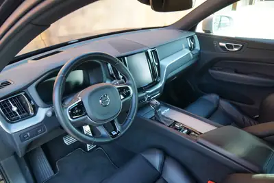 Volvo XC60 D4 AWD R-Design — SUV premium diesel, 4x4 intégral et design affirmé — Thumbnail 12