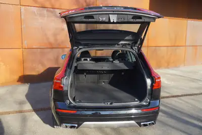 Volvo XC60 D4 AWD R-Design — SUV premium diesel, 4x4 intégral et design affirmé — Thumbnail 11
