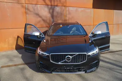 Volvo XC60 D4 AWD R-Design — SUV premium diesel, 4x4 intégral et design affirmé — Thumbnail 10