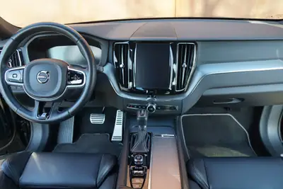 Volvo XC60 D4 AWD R-Design — SUV premium diesel, 4x4 intégral et design affirmé — Thumbnail 14