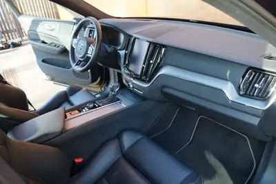 Volvo XC60 D4 AWD R-Design — SUV premium diesel, 4x4 intégral et design affirmé — Thumbnail 13