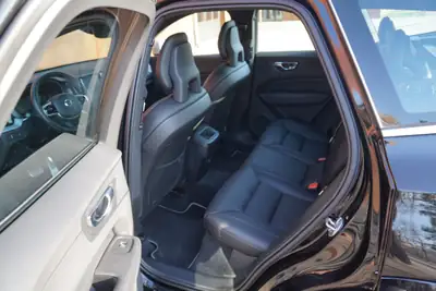 Volvo XC60 D4 AWD R-Design — SUV premium diesel, 4x4 intégral et design affirmé — Thumbnail 15