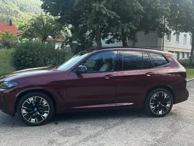 BMW iX3 Impressive — SUV électrique premium, 286 ch et design distinctif — rear view