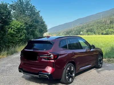 BMW iX3 Impressive — SUV électrique premium, 286 ch et design distinctif — side view