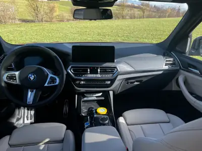 BMW iX3 Impressive — SUV électrique premium, 286 ch et design distinctif — Thumbnail 12