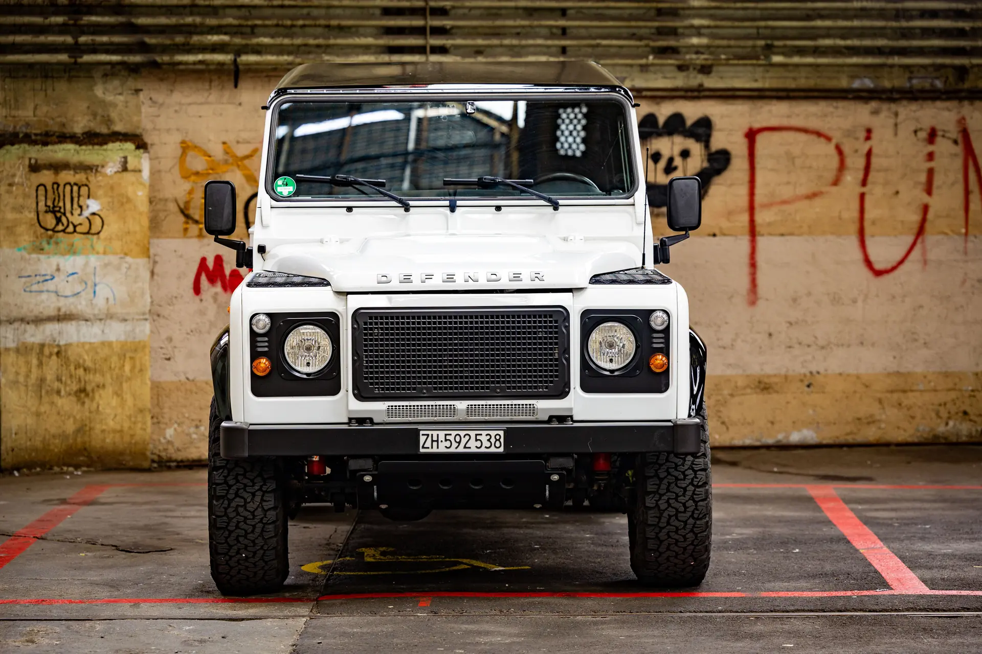 Land Rover Defender 130 2.2 TD4 — Utilitaire légendaire, motorisation fiable et polyvalent — vista esterna