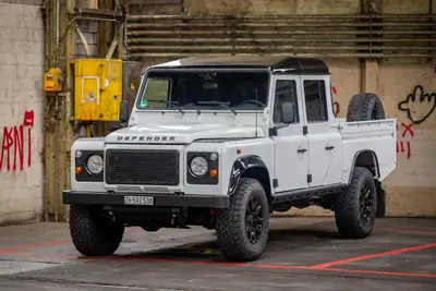 Land Rover Defender 130 2.2 TD4 — Utilitaire légendaire, motorisation fiable et polyvalent — vista posteriore