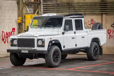 Land Rover Defender 130 2.2 TD4 — Utilitaire légendaire, motorisation fiable et polyvalent — interni