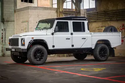 Land Rover Defender 130 2.2 TD4 — Utilitaire légendaire, motorisation fiable et polyvalent — dettaglio