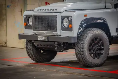 Land Rover Defender 130 2.2 TD4 — Utilitaire légendaire, motorisation fiable et polyvalent — cruscotto