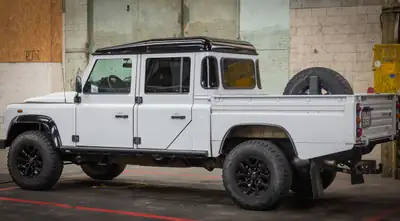 Land Rover Defender 130 2.2 TD4 — Utilitaire légendaire, motorisation fiable et polyvalent — Miniatura 7