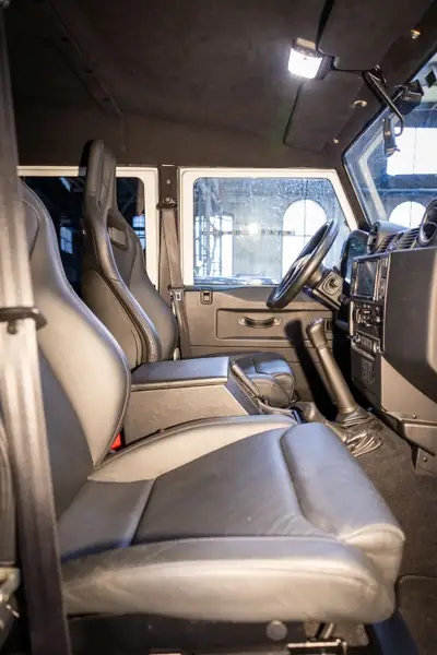 Land Rover Defender 130 2.2 TD4 — Utilitaire légendaire, motorisation fiable et polyvalent — Miniatura 9