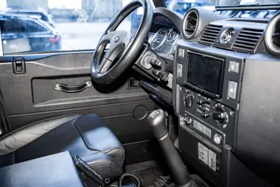 Land Rover Defender 130 2.2 TD4 — Utilitaire légendaire, motorisation fiable et polyvalent — Miniatura 10