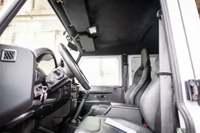 Land Rover Defender 130 2.2 TD4 — Utilitaire légendaire, motorisation fiable et polyvalent — Miniatura 13