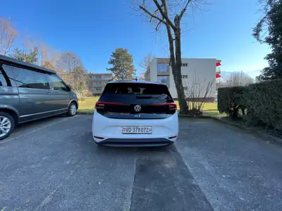 VW ID.3 Pro Performance 58kWh — Électrique révolutionnaire, 49 000 km seulement — vista posteriore