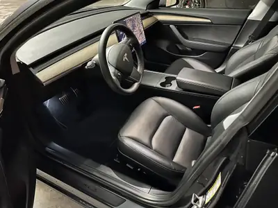 Tesla Model 3 2021 — Berline électrique performante, 76 000 km, garantie usine — intérieur
