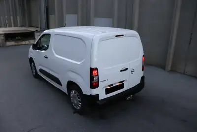 Opel Combo-e Cargo Essentia — Utilitaire électrique compact, 60'000 km seulement — fianco