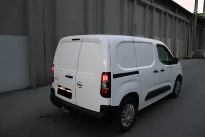 Opel Combo-e Cargo Essentia — Utilitaire électrique compact, 60'000 km seulement — vista posteriore