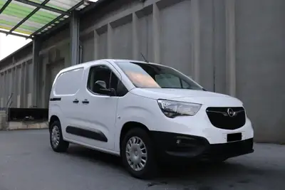 Opel Combo-e Cargo Essentia — Utilitaire électrique compact, 60'000 km seulement — vista esterna