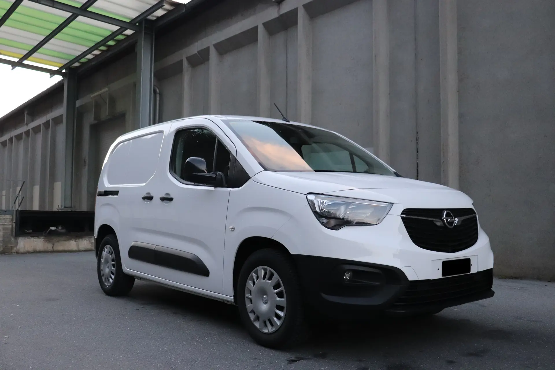 Opel Combo-e Cargo Essentia — Utilitaire électrique compact, 60'000 km seulement — vista esterna