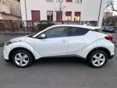 Toyota C-HR 1.8 HSD Premium — SUV Compact Hybride, Économique et Fiable — side view