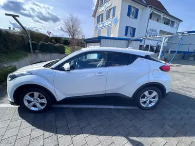 Toyota C-HR 1.8 HSD Premium — SUV Compact Hybride, Économique et Fiable — exterior view