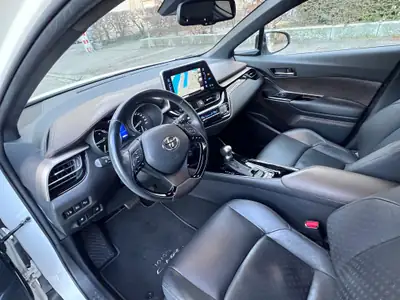 Toyota C-HR 1.8 HSD Premium — SUV Compact Hybride, Économique et Fiable — Thumbnail 10