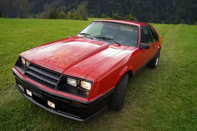 Ford Mustang Cobra 1980 — Légende américaine turbo, rouge éclatant, faible kilométrage — Außenansicht