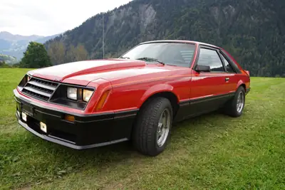 Ford Mustang Cobra 1980 — Légende américaine turbo, rouge éclatant, faible kilométrage — Seitenansicht