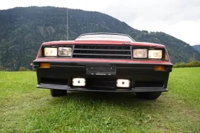 Ford Mustang Cobra 1980 — Légende américaine turbo, rouge éclatant, faible kilométrage — Armaturenbrett
