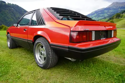 Ford Mustang Cobra 1980 — Légende américaine turbo, rouge éclatant, faible kilométrage — Detail