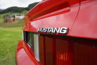 Ford Mustang Cobra 1980 — Légende américaine turbo, rouge éclatant, faible kilométrage — Miniatur 9