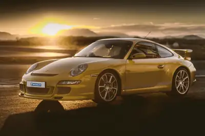 Porsche 911 GT3 2007 — Icône sportive avec freins céramiques et seulement 25 000 km — fianco