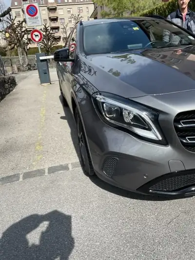 Mercedes-Benz GLA 200 Night Star — SUV compact premium, 47 000 km, garantie usine — fianco