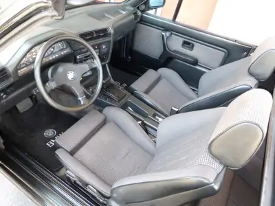 BMW 325i Cabriolet 1987 — Classique élégant, moteur 170 ch, toit ouvert — vista posteriore