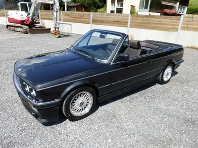 BMW 325i Cabriolet 1987 — Classique élégant, moteur 170 ch, toit ouvert — fianco