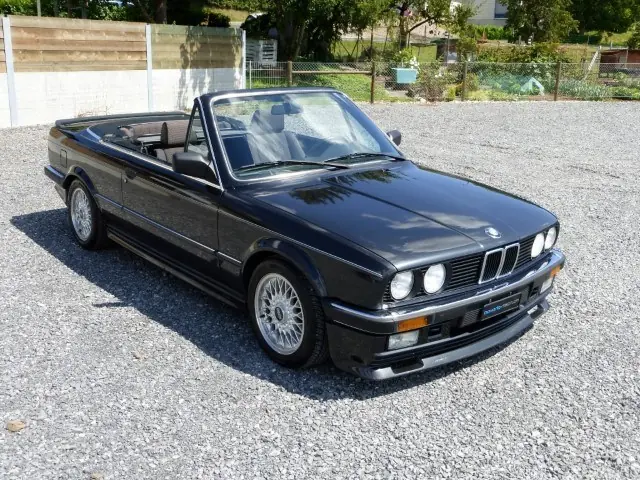 BMW 325i Cabriolet 1987 — Classique élégant, moteur 170 ch, toit ouvert — vista esterna