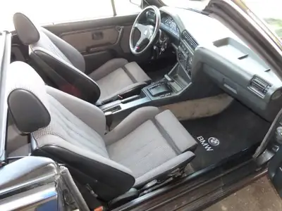BMW 325i Cabriolet 1987 — Classique élégant, moteur 170 ch, toit ouvert — interni