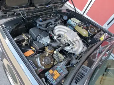 BMW 325i Cabriolet 1987 — Classique élégant, moteur 170 ch, toit ouvert — cruscotto