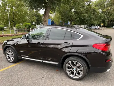 BMW X4 xDrive 35i xLine — SUV coupé dynamique, 306 ch et transmission automatique — side view