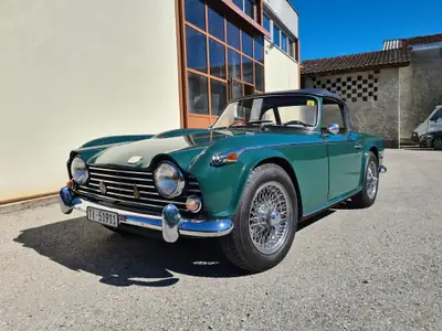 Triumph TR5 1968 — Roadster anglais mythique, 150 ch et seulement 60 500 km — fianco