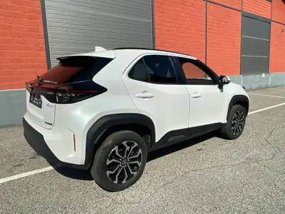Toyota Yaris Cross 1.5 Comfort e-CVT — SUV compact hybride, quasi neuf — Heckansicht
