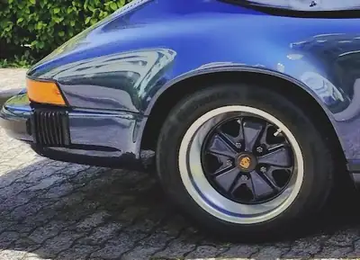 Porsche 911 Carrera Cabrio 1985 — Légende restaurée, Oldtimer certifié — tableau de bord