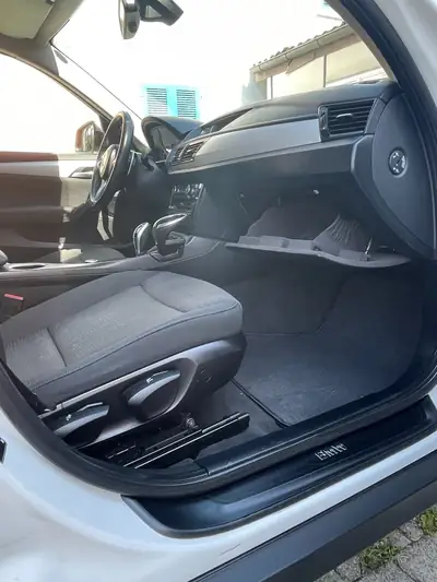 BMW X1 sDrive 18d Steptronic — SUV compact diesel automatique, blanc immaculé — côté