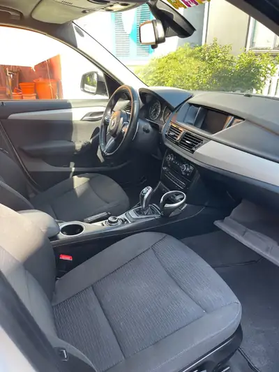 BMW X1 sDrive 18d Steptronic — SUV compact diesel automatique, blanc immaculé — intérieur