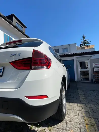 BMW X1 sDrive 18d Steptronic — SUV compact diesel automatique, blanc immaculé — Miniature 8
