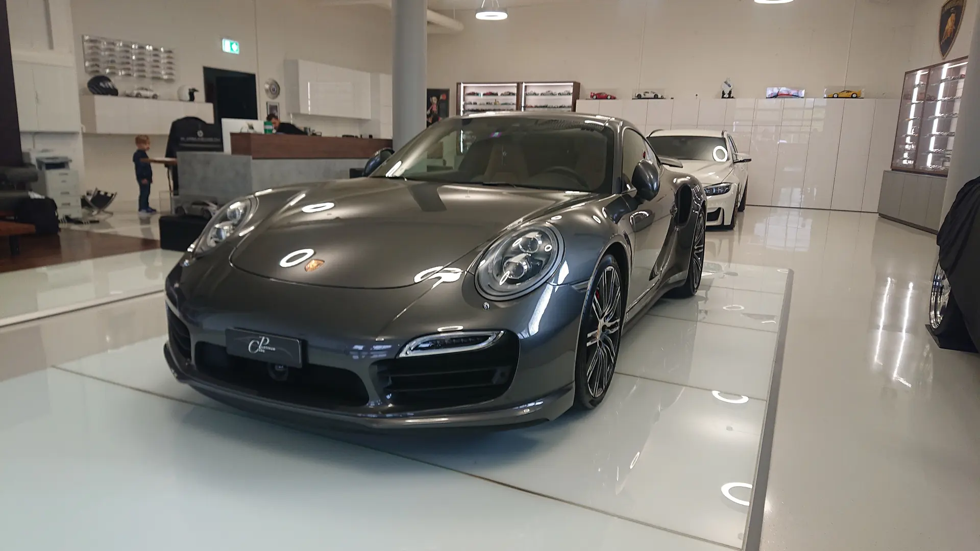 Porsche 911 Turbo PDK — Coupé haute performance, état quasi neuf avec 56'650 km — vue extérieure