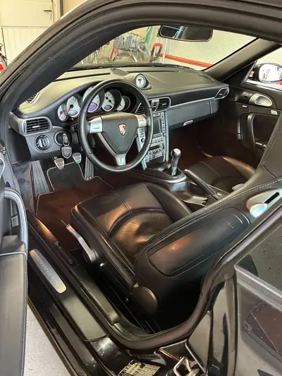 Porsche 911 Carrera 4S 2007 — Coupé sportif légendaire, 385 cv et transmission manuelle — Miniature 10