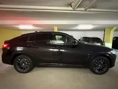 BMW X4 M40i Mild-Hybrid — SUV coupé sportif, 360 ch et service gratuit jusqu'à 100'000 km — Heckansicht